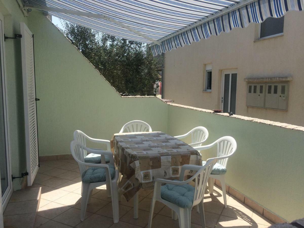 Obiteljski Apartman Filip U Blizini Plaze Za Djecu Palit Exterior photo
