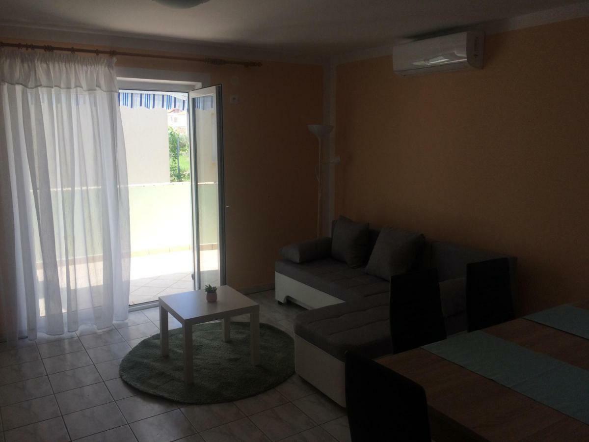 Obiteljski Apartman Filip U Blizini Plaze Za Djecu Palit Exterior photo
